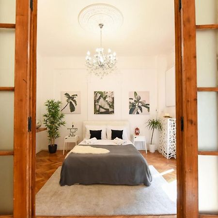 Love.Travel.Explore ♥️Apt W/ Balcony In Old Town Apartman Bukarest Kültér fotó