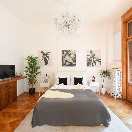 Love.Travel.Explore ♥️Apt W/ Balcony In Old Town Apartman Bukarest Kültér fotó
