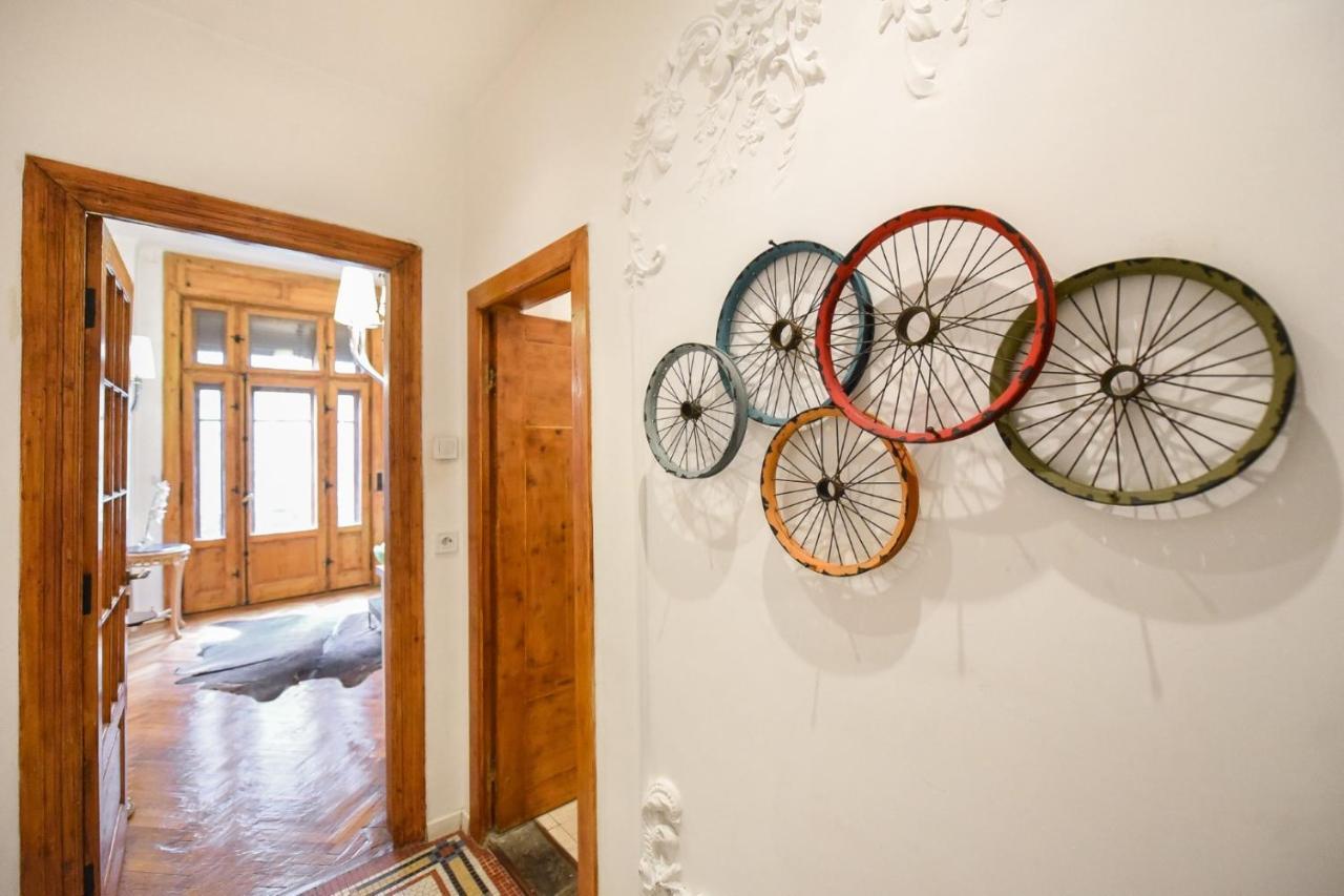 Love.Travel.Explore ♥️Apt W/ Balcony In Old Town Apartman Bukarest Kültér fotó