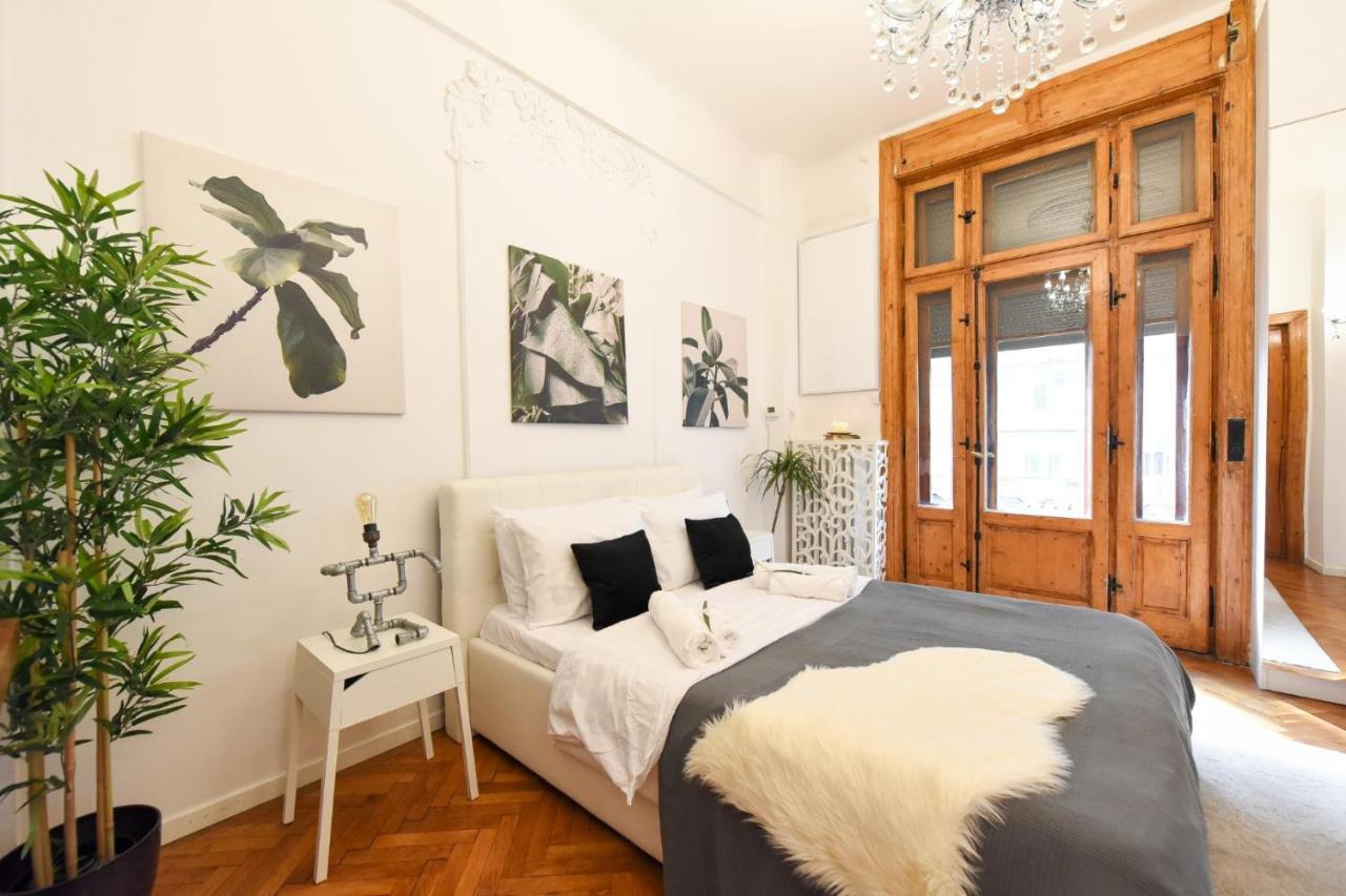 Love.Travel.Explore ♥️Apt W/ Balcony In Old Town Apartman Bukarest Kültér fotó