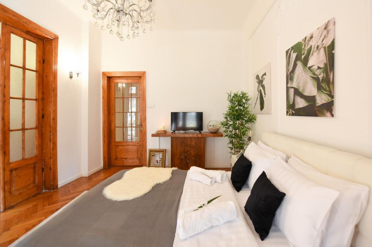 Love.Travel.Explore ♥️Apt W/ Balcony In Old Town Apartman Bukarest Kültér fotó