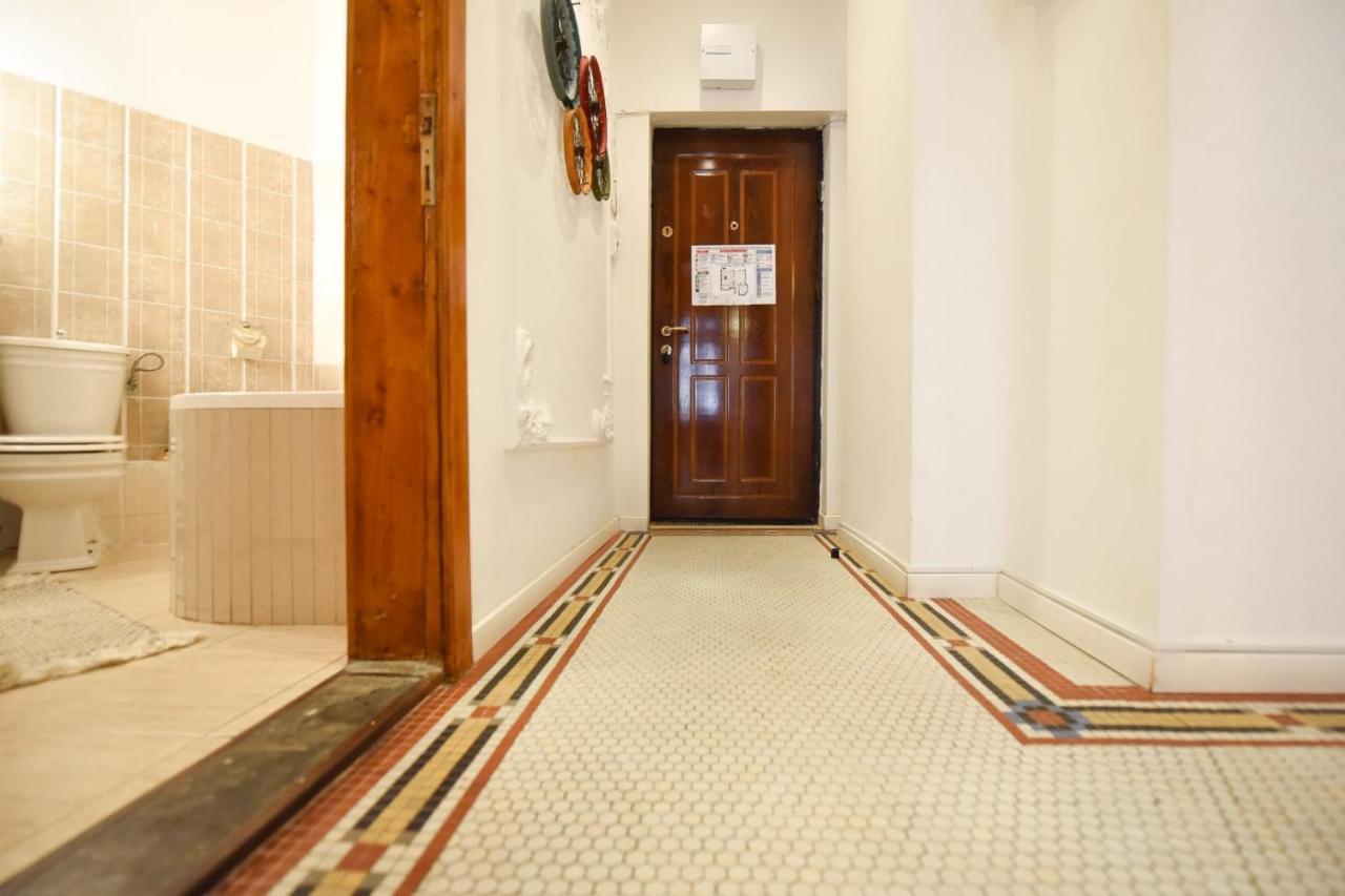 Love.Travel.Explore ♥️Apt W/ Balcony In Old Town Apartman Bukarest Kültér fotó