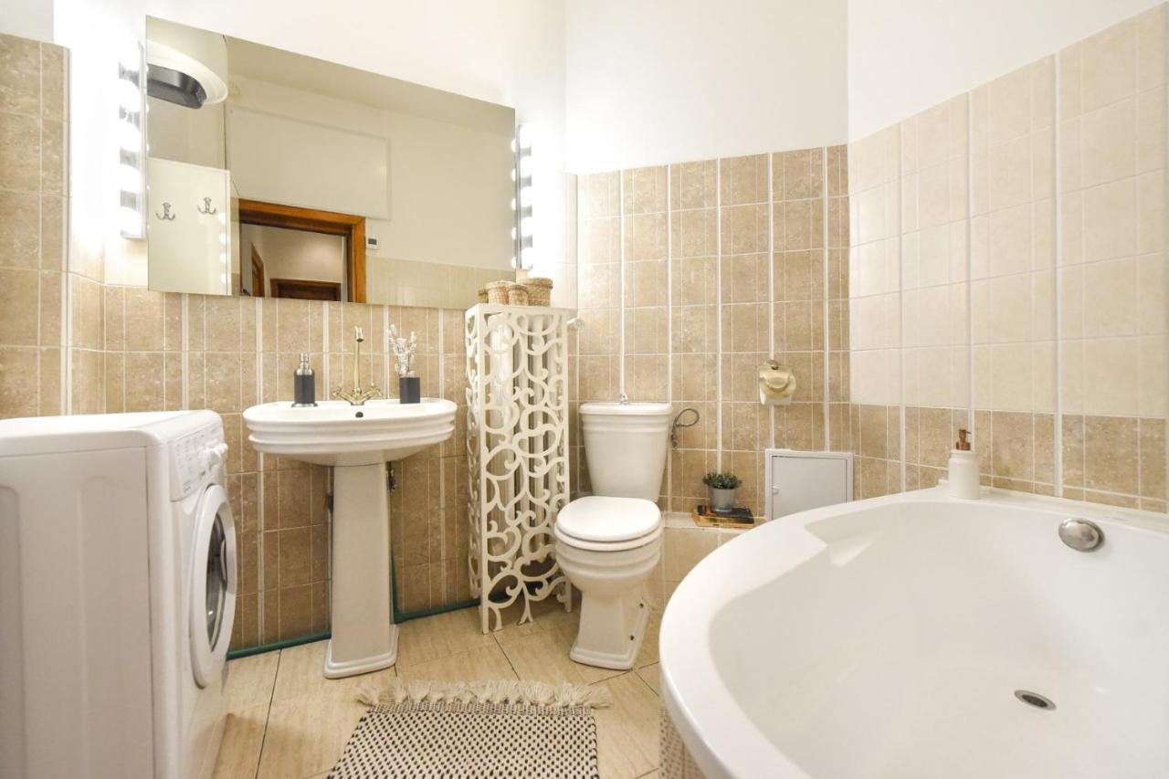 Love.Travel.Explore ♥️Apt W/ Balcony In Old Town Apartman Bukarest Kültér fotó