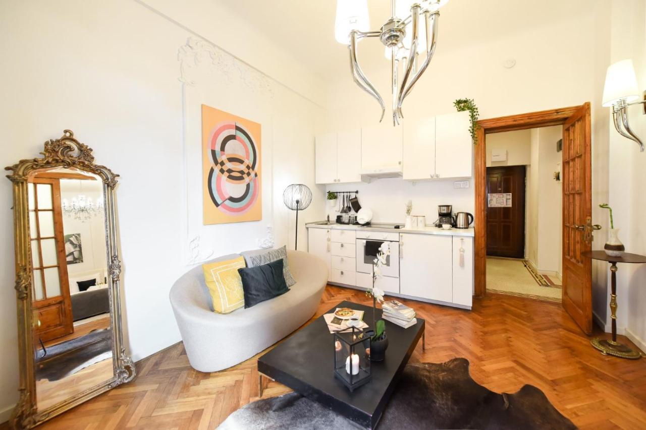 Love.Travel.Explore ♥️Apt W/ Balcony In Old Town Apartman Bukarest Kültér fotó