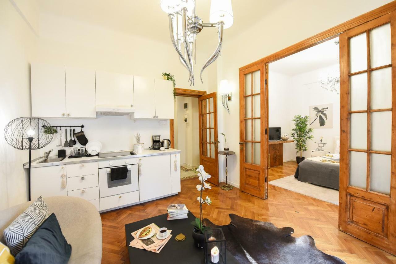 Love.Travel.Explore ♥️Apt W/ Balcony In Old Town Apartman Bukarest Kültér fotó