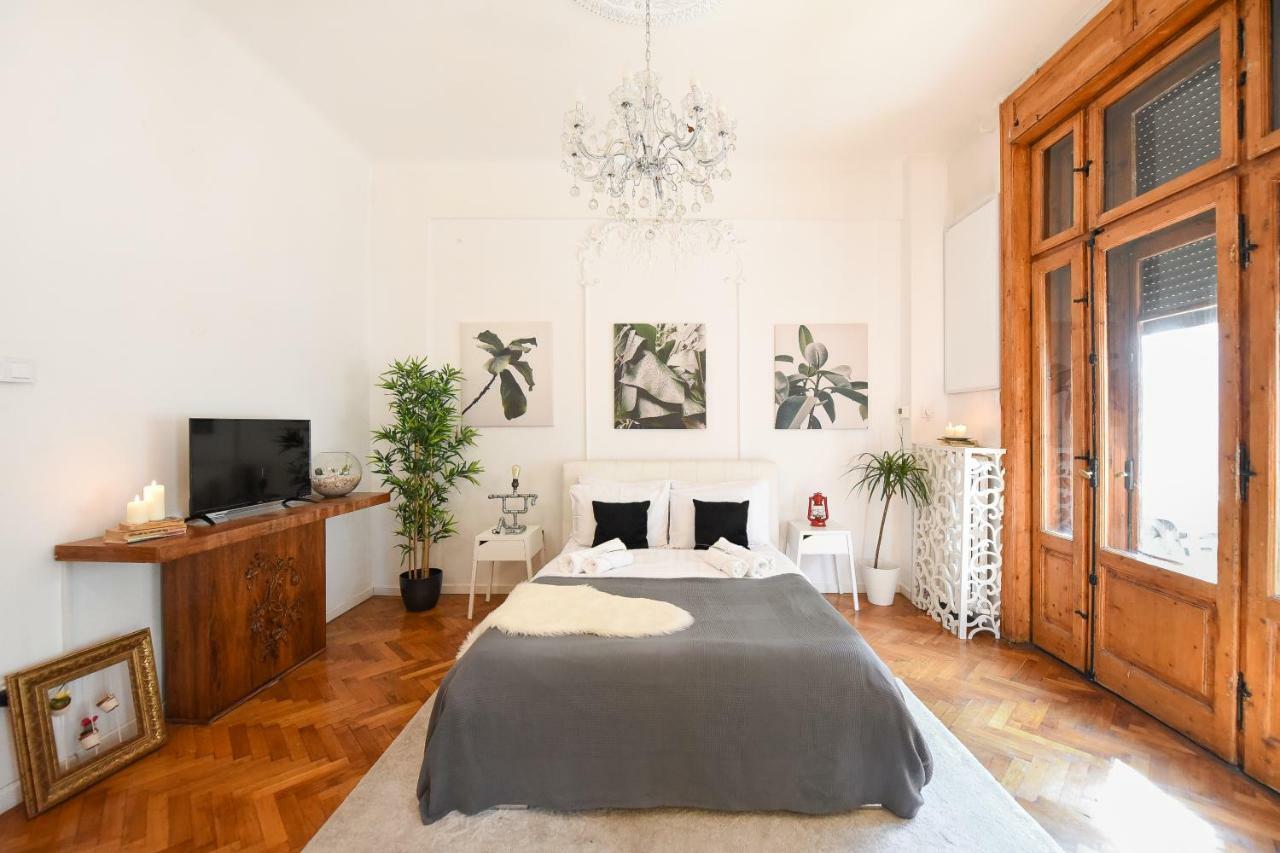 Love.Travel.Explore ♥️Apt W/ Balcony In Old Town Apartman Bukarest Kültér fotó