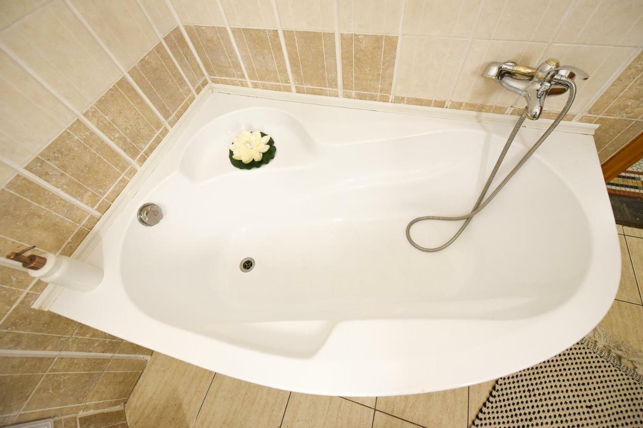 Love.Travel.Explore ♥️Apt W/ Balcony In Old Town Apartman Bukarest Kültér fotó