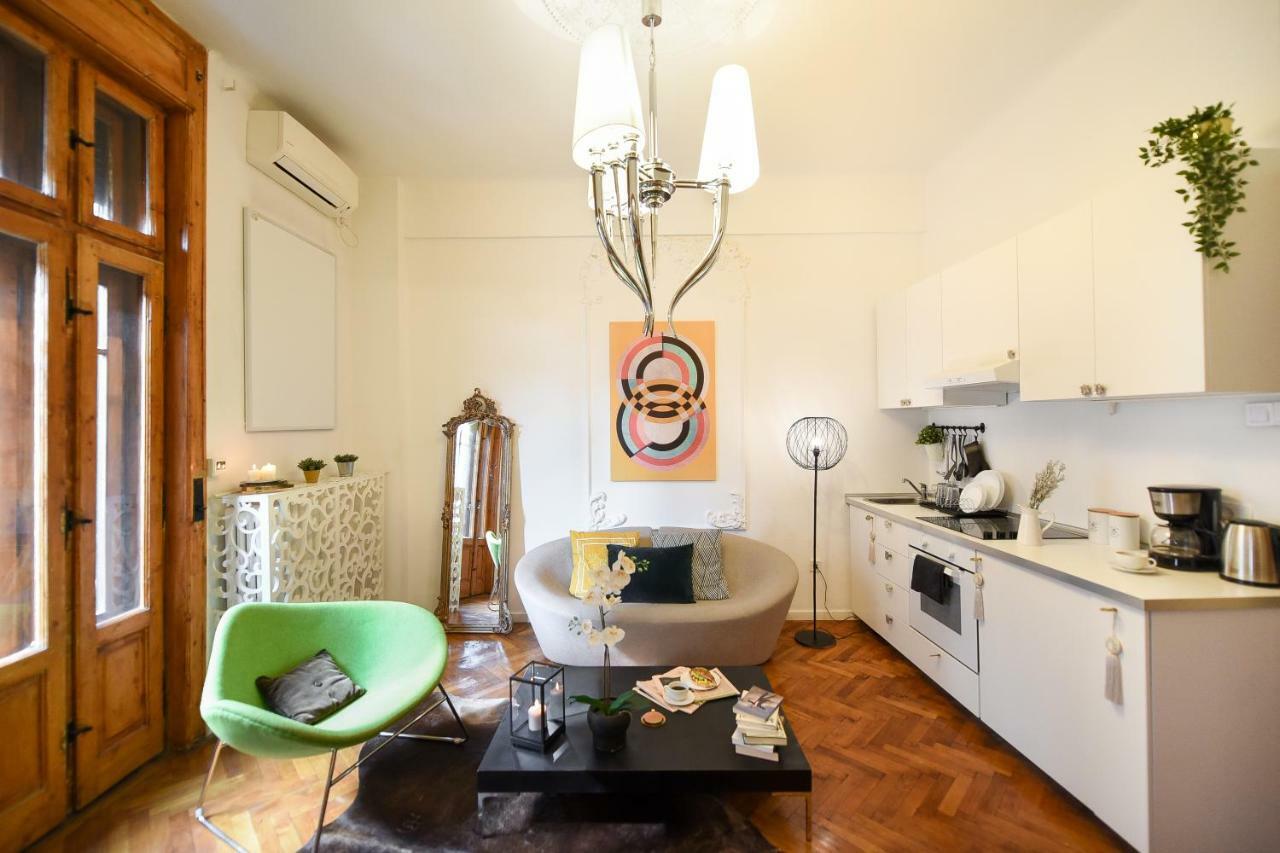 Love.Travel.Explore ♥️Apt W/ Balcony In Old Town Apartman Bukarest Kültér fotó