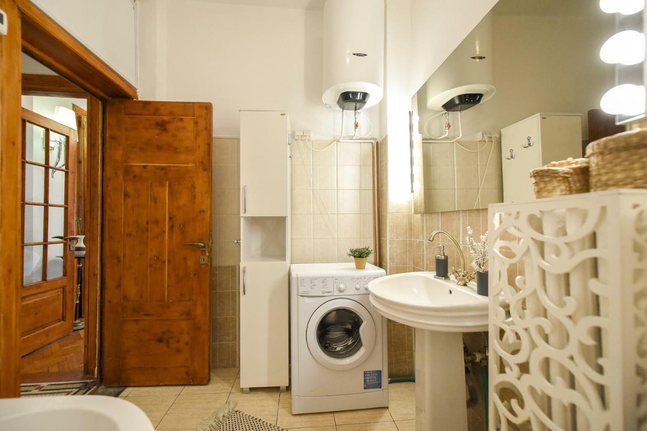Love.Travel.Explore ♥️Apt W/ Balcony In Old Town Apartman Bukarest Kültér fotó